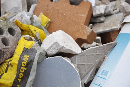 Steine, Lehrer Zementsack, Plastikeimer und andere Baustellenabfälle&nbsp;&copy;&nbsp;Abfall-Service Osterholz GmbH