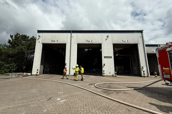 Die Restmüll-Annahmehalle der ASO in Pennigbüttel im Feuerwehreinsatz.