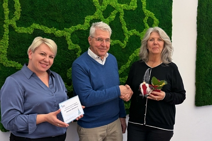 Spendenübergabe bei der ASO: Petra Müller überreicht Spende an OPAL.&nbsp;&copy;&nbsp;Abfall-Service Osterholz