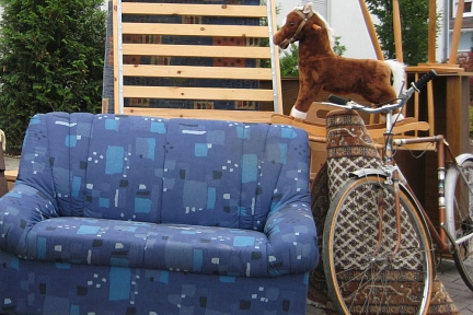 altes Sofa, Schaukelpferd, Fahrrad, Lattenrost und anderer Sperrmüll&nbsp;&copy;&nbsp;Abfall-Service Osterholz GmbH